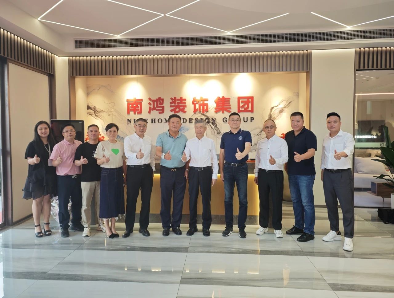 热烈欢迎全联家具装饰业商会、敏华控股集团一行莅临南鸿装饰参观指导